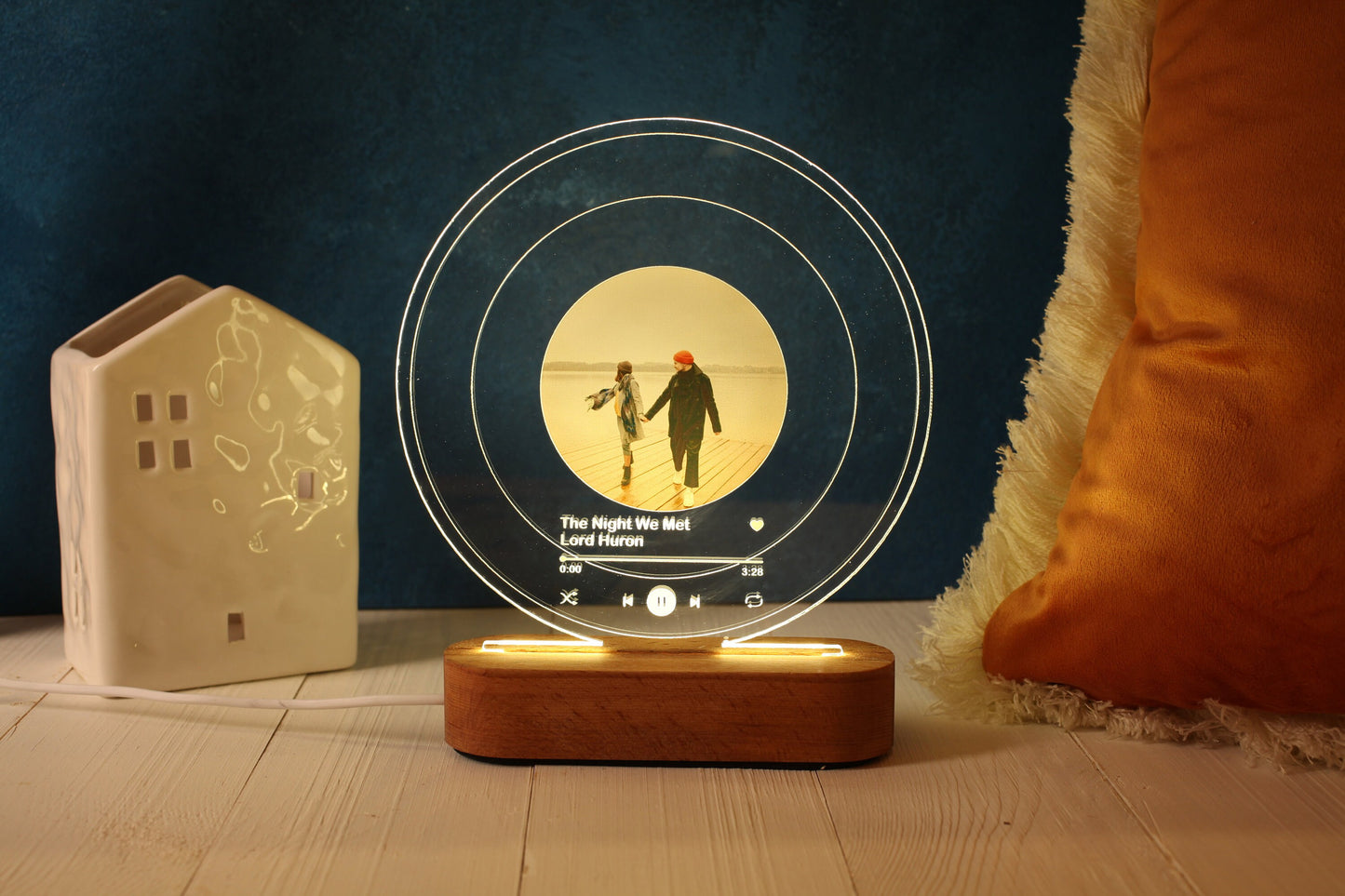 Individuelle Songplakette als Valentinstagsgeschenk - Personalisieren Sie das Geschenk mit Fotolicht