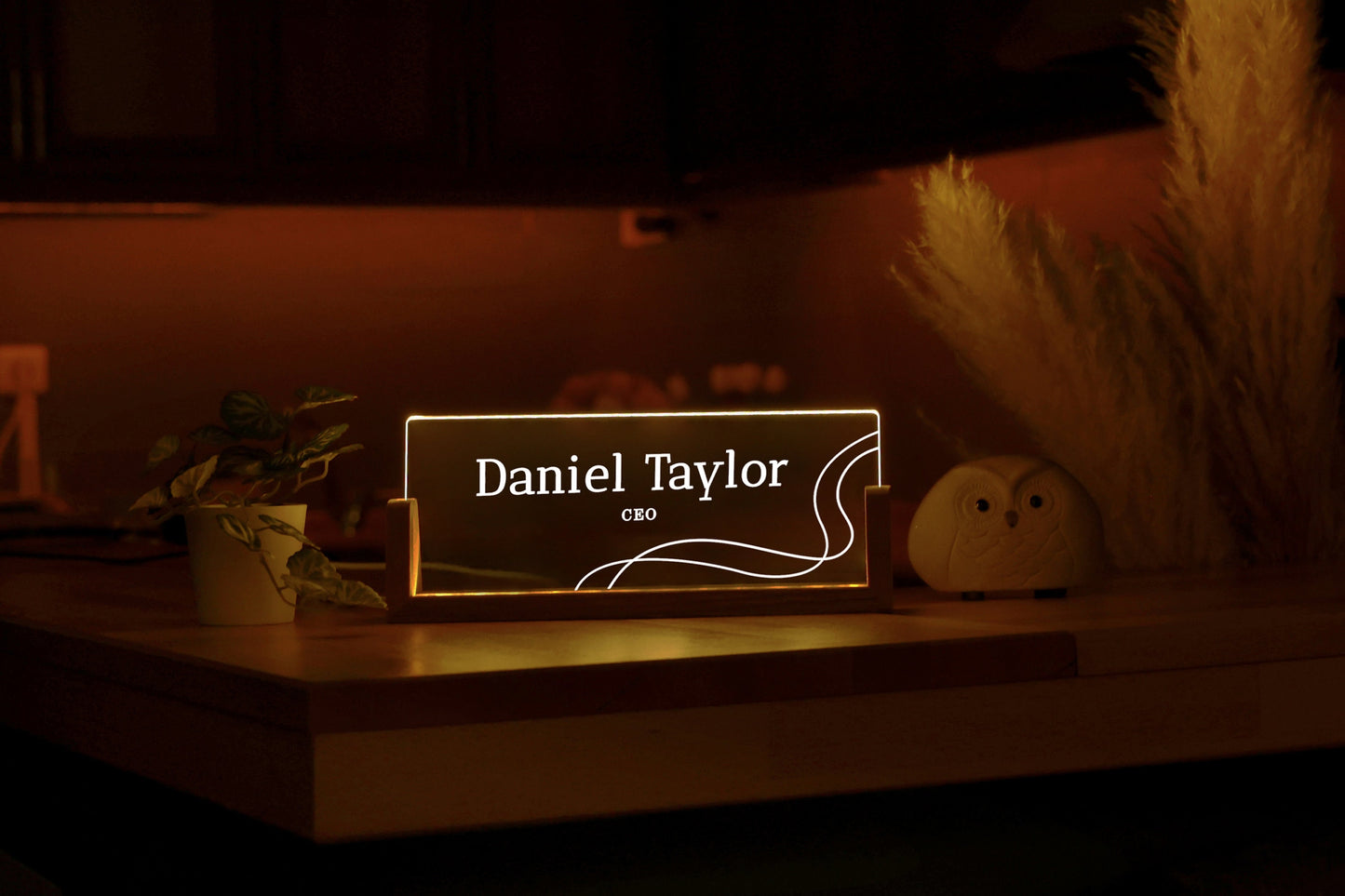 Personalisiertes Schreibtisch-Namensschild mit Holzsockel