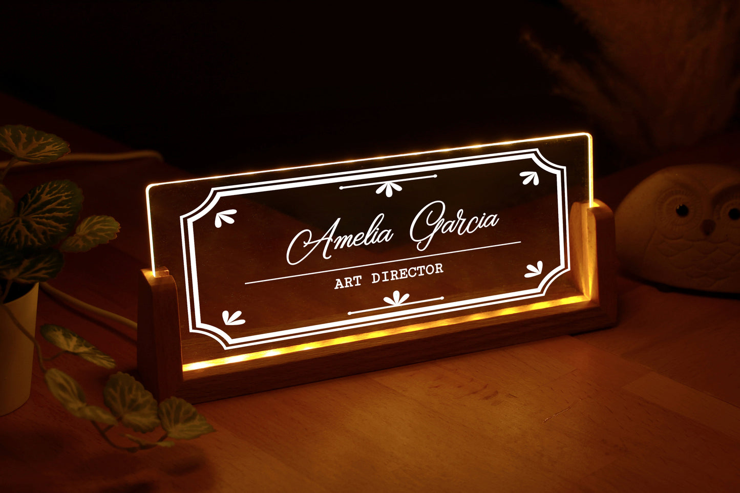 Personalisiertes Schreibtisch-Namensschild mit Holzsockel - Bürogeschenke für Chef-Kollegen